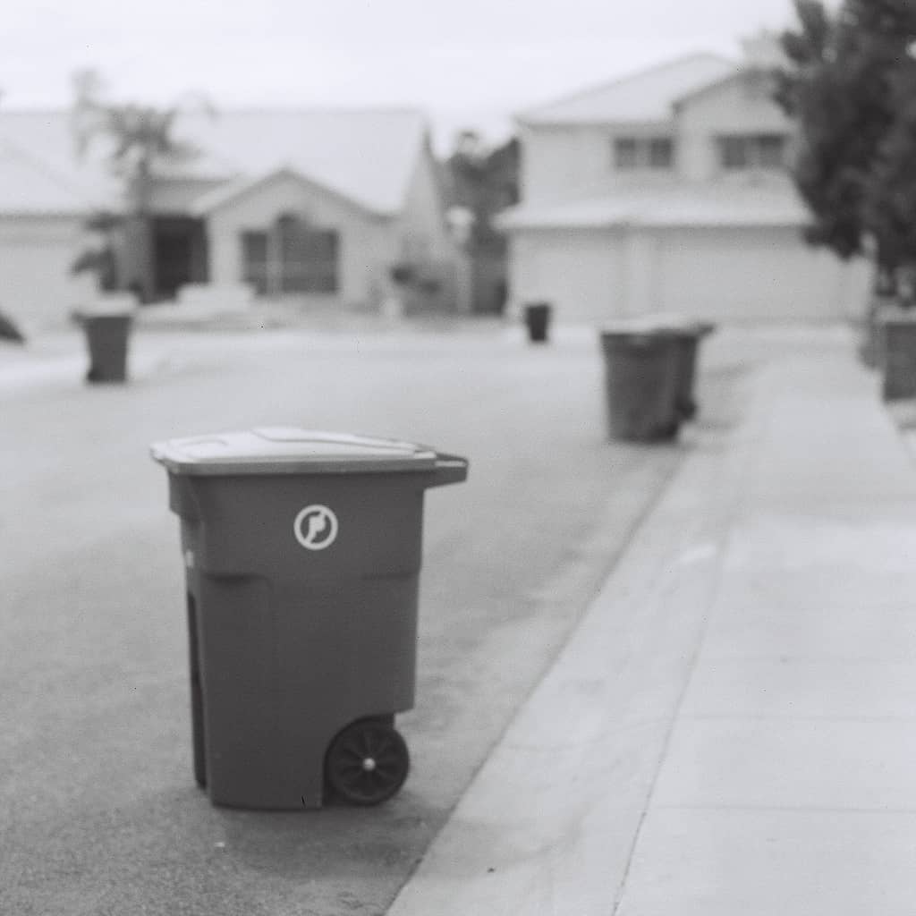Recolha o lixo! (Foto de Kevin Dooley em https://www.flickr.com/photos/pagedooley/4583433155/)